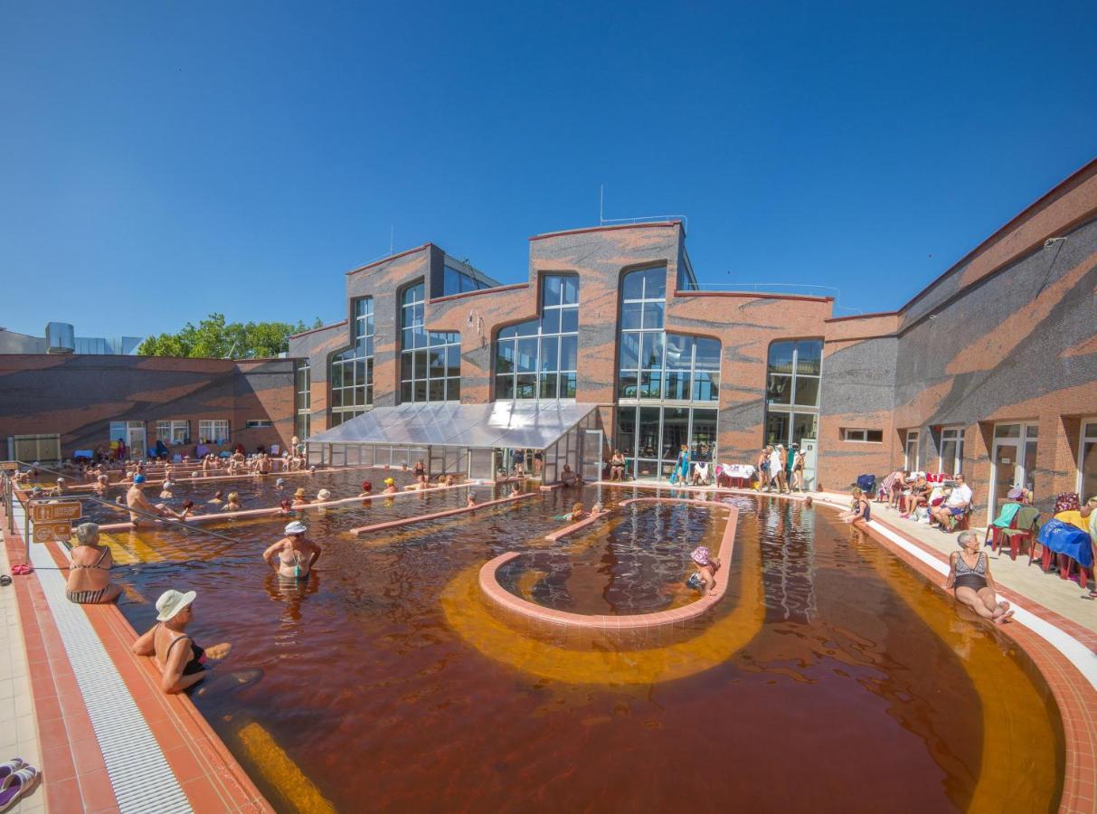 Hungarospa Thermal Camping Mobilhaz ไฮจ์ดุสโซบอสโล ภายนอก รูปภาพ