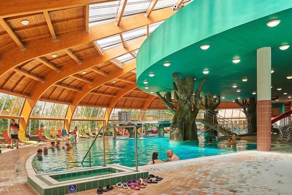 Hungarospa Thermal Camping Mobilhaz ไฮจ์ดุสโซบอสโล ภายนอก รูปภาพ